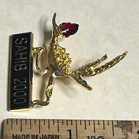Sahib 2000 Roadrunner w/Red Fez Sahib Shriners Lapel Hat Pin Gold 1.5"x1.75" - Picture 6 of 7